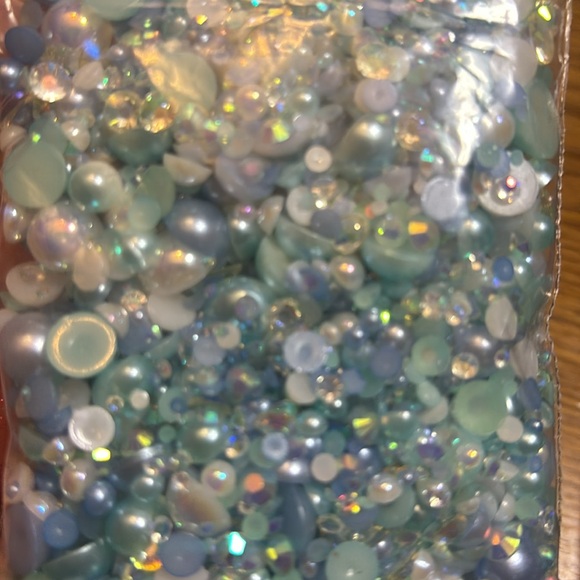 Loose resin rhinestones and pearls. - Picture 3 of 6